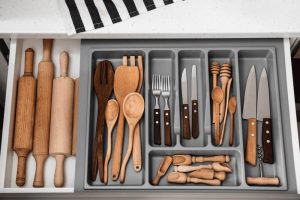 Como organizar utensilios domésticos?